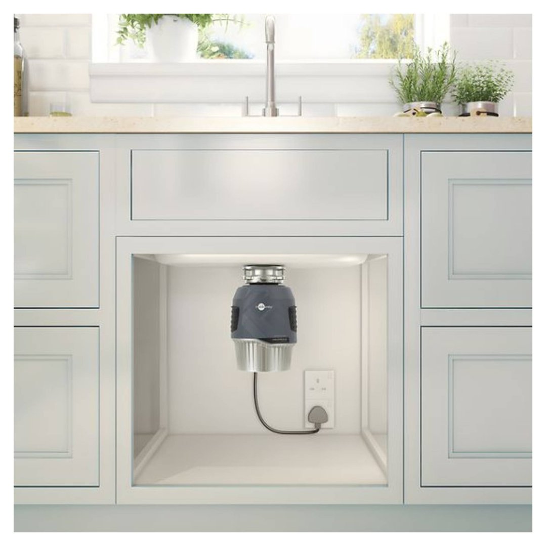 InSinkErator Evolution Plus 1000 SR installato nel mobile sottolavello di una cucina bianca