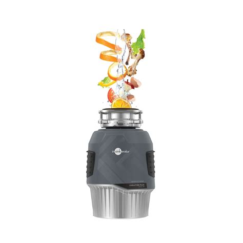 InSinkErator Evolution Plus 1000 SR con scarti alimentari e acqua sopra l'imbocco del lavello