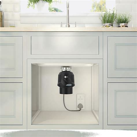 InSinkErator Premium 550 SR installato nel mobile sottolavello di una cucina bianca